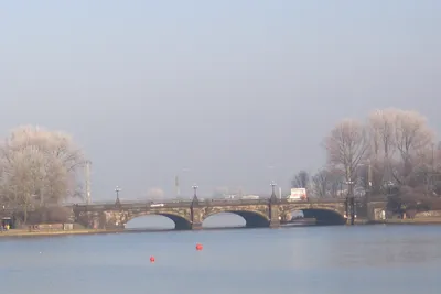 Blick über die Alster auf eine Brücke in Hamburg